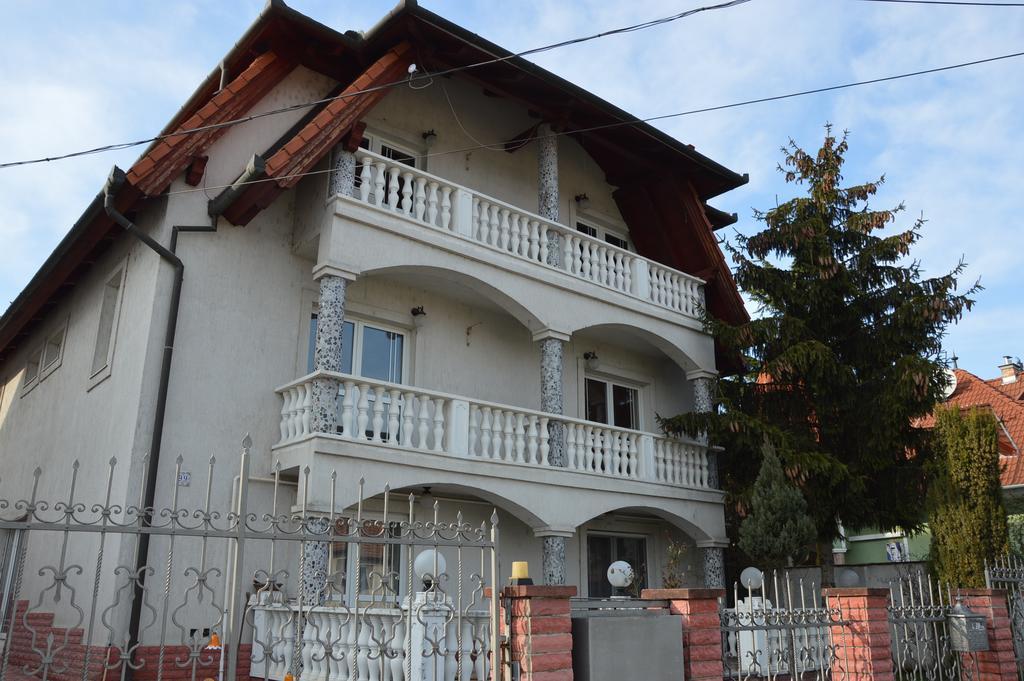 Kristaly Apartman Bed & Breakfast Hévíz Екстериор снимка