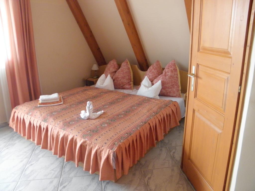 Kristaly Apartman Bed & Breakfast Hévíz Екстериор снимка