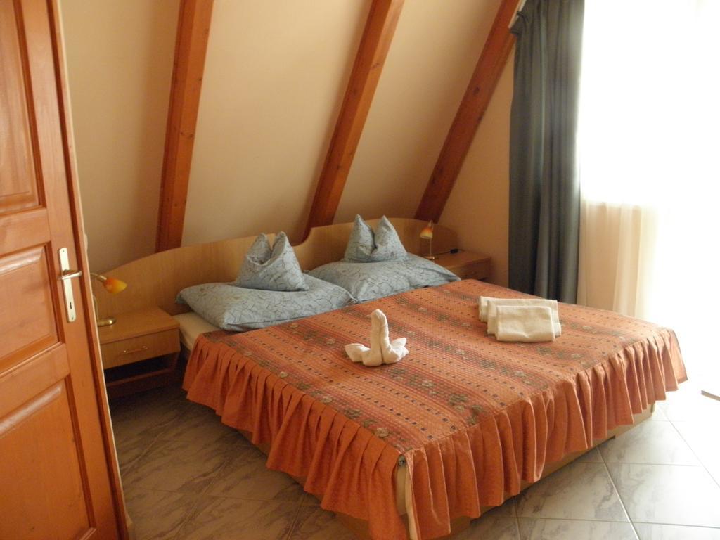 Kristaly Apartman Bed & Breakfast Hévíz Екстериор снимка
