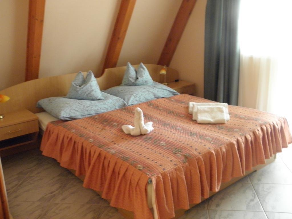 Kristaly Apartman Bed & Breakfast Hévíz Екстериор снимка