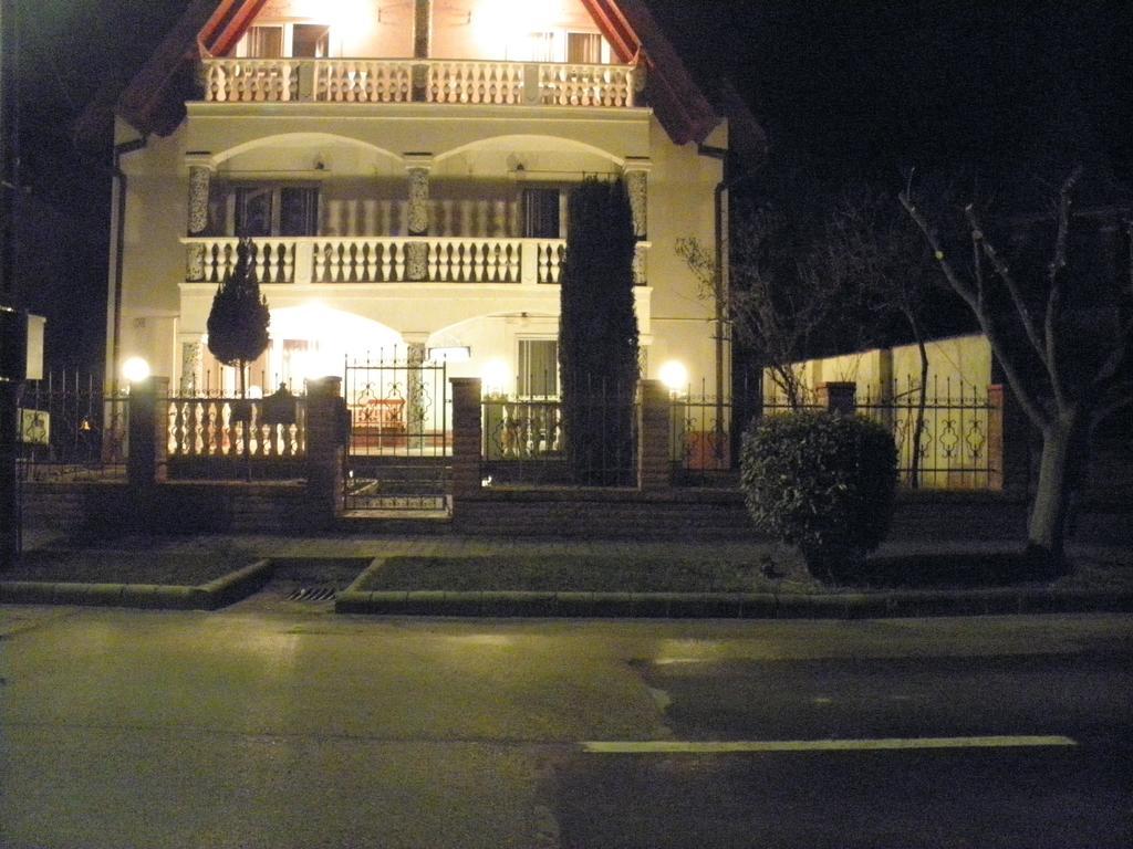 Kristaly Apartman Bed & Breakfast Hévíz Екстериор снимка